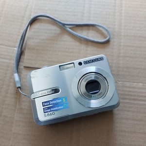 Samsung S860 8.1MP Digital Camera Silver 3x Zoom Compact Digicam + Blue Case
