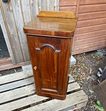 Antique 20th century walnut Victorian bedside cabinet in very good condition