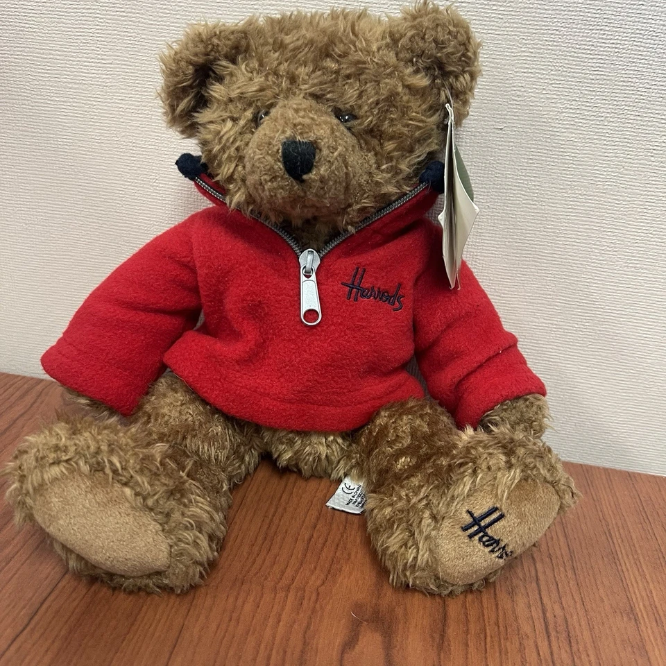 Oso de peluche Harrods con etiquetas en suéter de lana roja y paquete monedero Harrods Foto 3 de 4