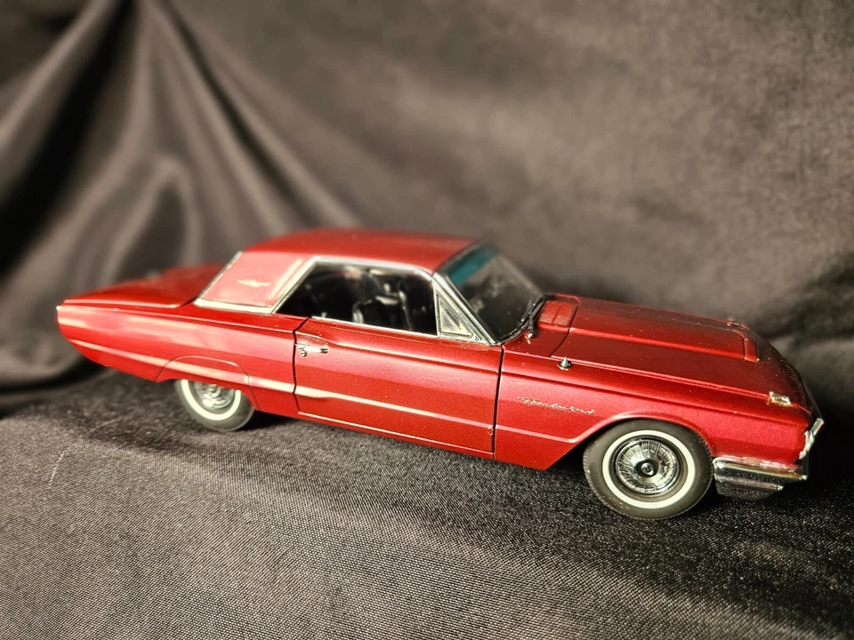 Danbury Mint 1964 Ford Thunderbird Hardtop 1:24 Scale Inv. #3569 - Image 2 of 4