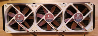 Noctua NF S12B FLX Lüfter 3 Stück auf Radiator montiert