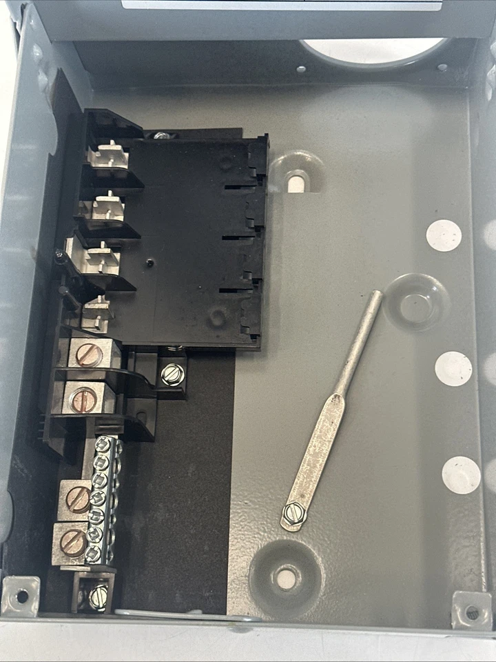 Panel de disyuntor de terminal principal exterior GE PowerMark Plus 125 A 4 espacios TL412R1P Foto 4 de 4