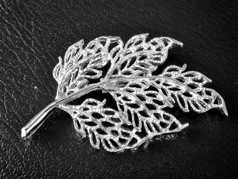 MINT VINTAGE GERRY'S LACY FILIGREE LEAF WAVY SHINY SILVER TONE PIN BROOCH -2.5"