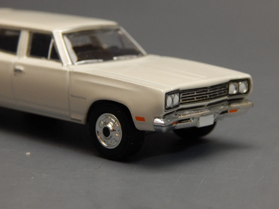 1969 '69 Plymouth Satellite 383 Muscle Station Wagon blanco 1/64 diorama limitado Foto 3 de 4