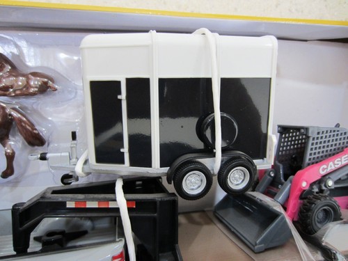 1/32 CASE Hobby Set w/ Pickup, Trailers, PINK SV340B Skid Steer, Horses ZFN47431 - Picture 5 of 5