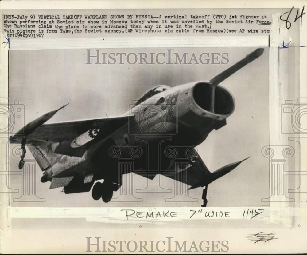 1967 Press Photo Soviet vertical takeoff fighter performs at air show in  Moscow