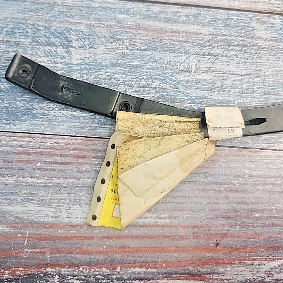 GM 22511157 1982-1984 Oldsmobile Cutlass Ciera parachoques delantero izquierdo cubierta retenedor Foto 4 de 4