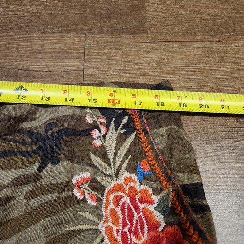 Johnny Was Women's Linen Shorts Camo Size M - Picture 4 of 6