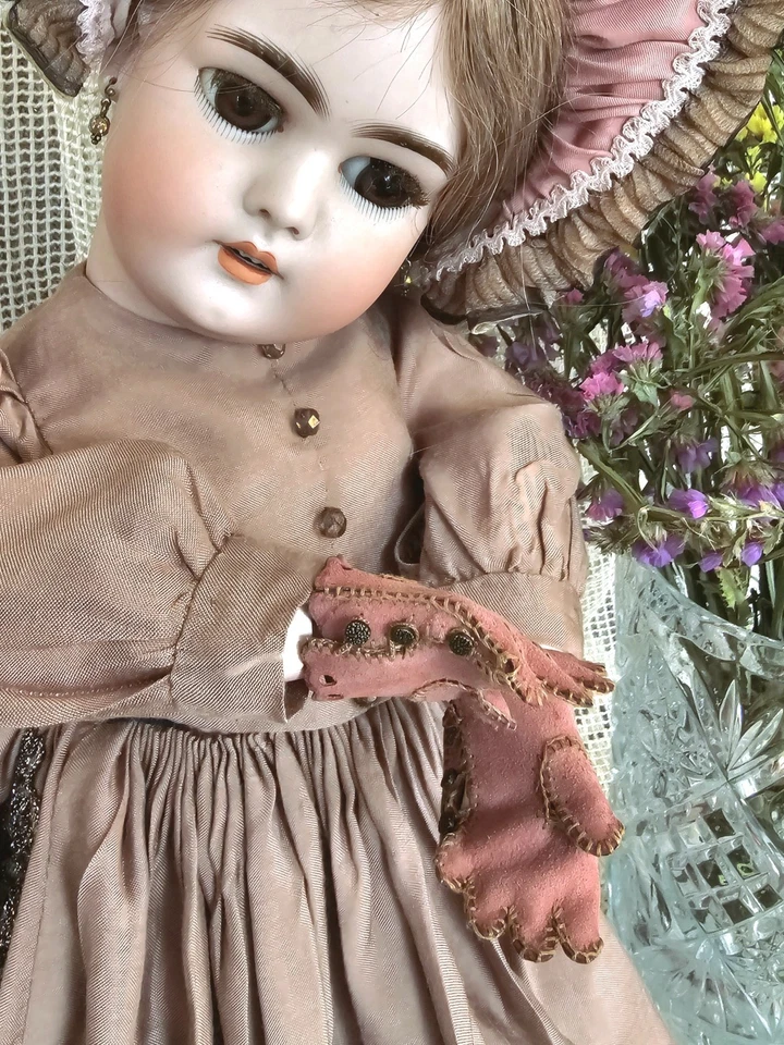 Preciosos guantes antiguos de cuero color rosa-marrón para una muñeca antigua de 20" de alto. Foto 4 de 4