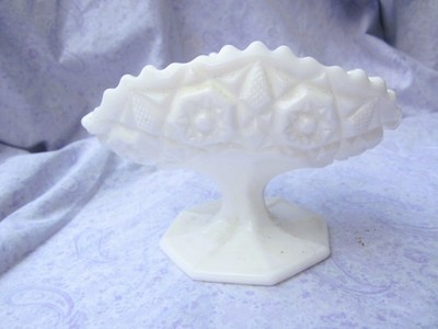 VTG MILK GLASS CENTERPIECE VASE/NAPKIN HOLDER, WONDERFUL PATTERN $45 Listed a fe