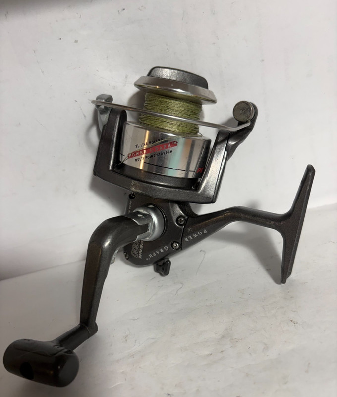 PENN POWERGRAPH 2000 SPINNING REEL- VERY NICE -READY TO GO !!