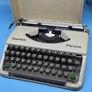 1967 Olympia Socialite Manual Ultra Portable Typewriter w/ Cover Cream