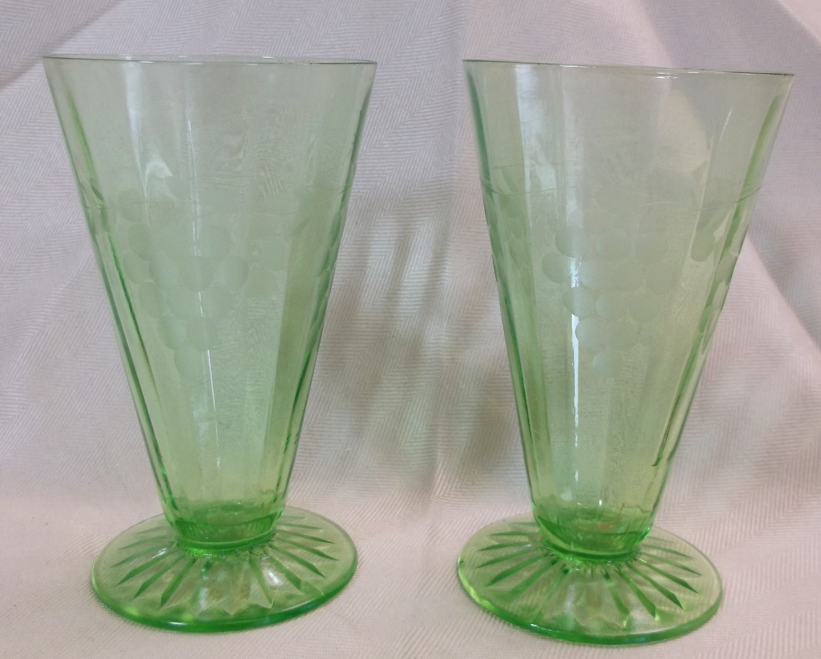 Set of 2 Vintage Green Depression Glass Footed Parfait Glasses w/ Grape Pattern