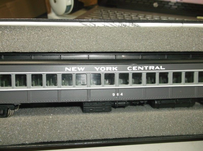 HO Coach Passenger Car New York Central 964 Spectrum . Original Box