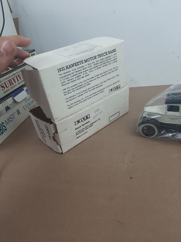 Ertl "1931 Hawkeye" Quaker State Motor Oils Tanker Truck NEW - Picture 7 of 8