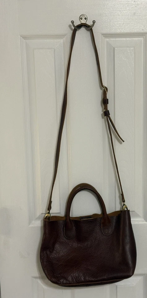 Cartera bandolera pequeña de cuero Portland marrón Foto 2 de 4