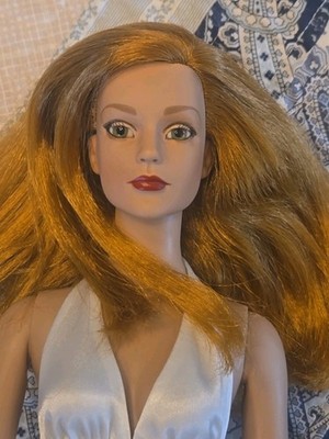 16'' Fashion Doll Robert Tonner Sydney Chase Mover   and Shaker Glass Eyes..