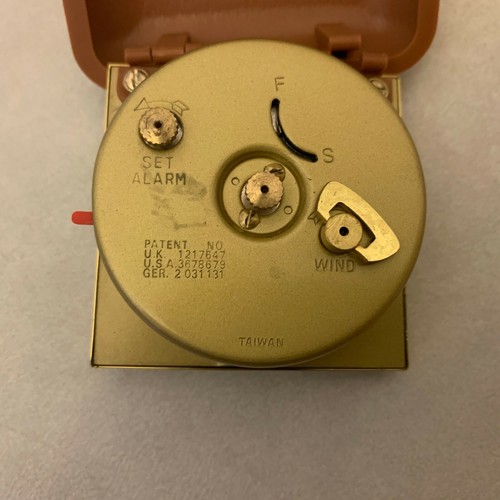 Equity Reisewecker - zum Aufziehen - braunes Gehäuse analog leuchtende dunkle Zeiger klappbar - Bild 4 von 8