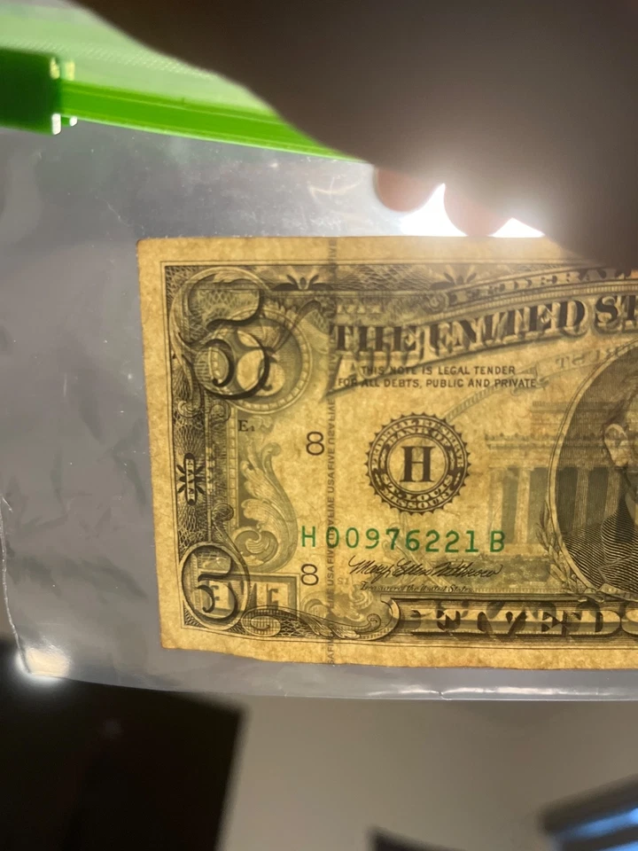 Very Rare (I think) 5 dollar bill H series /w Treasurer and Sec robert rubin sig - Image 4 of 4