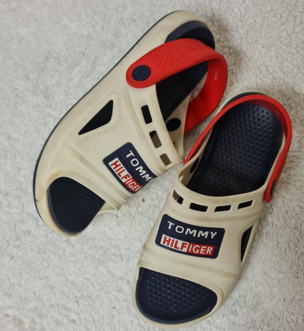 tommy hilfiger crocs