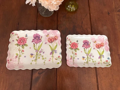 Set of 2 Melamine Tray Floral,different sizes Floral designed Spring Decor VTG