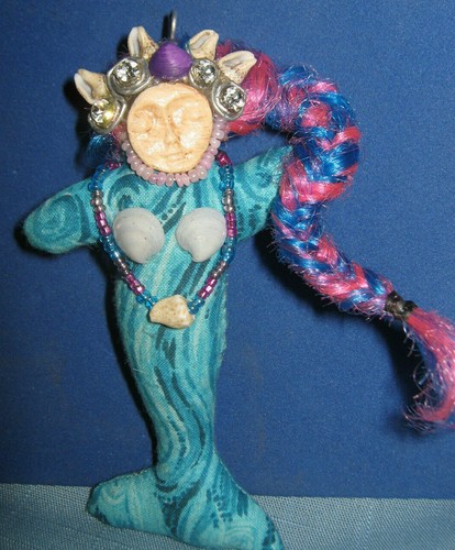 Muñeca de bolsillo sirena de 4 1/2 pulgadas con trenza de cola de pez y alfiler trasero - Imagen 1 de 4