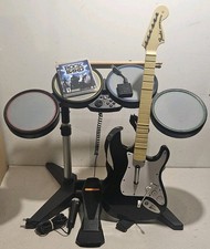 Batteria PlayStation 3 PS3 Rock Band PACCHETTO cablato con chitarra e gioco funzionante