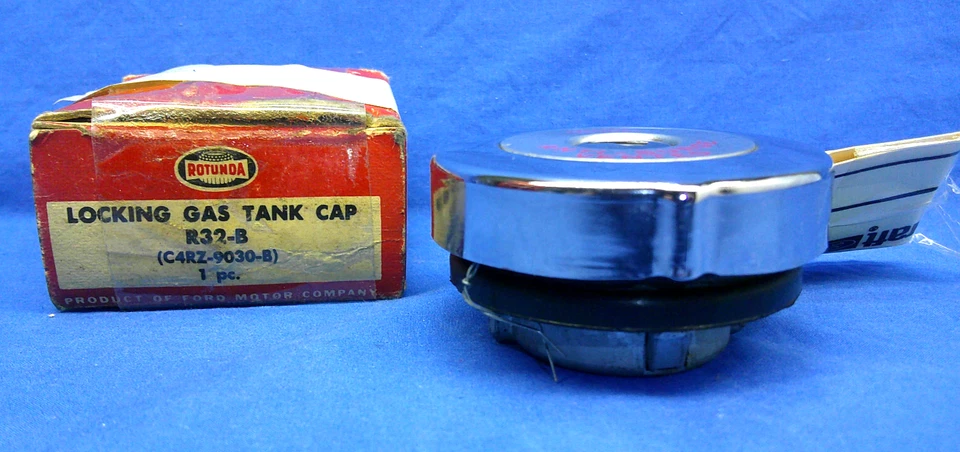 Tapa del tanque de combustible de gasolina con bloqueo cromado Ford Fairlane 1962-1965 Rotunda NOS Foto 2 de 4