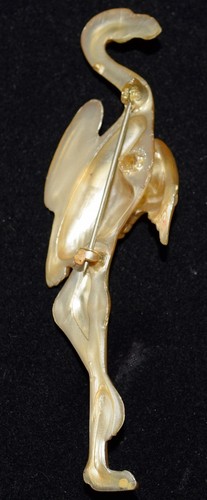 Vintage 1930er geschnitzte Zelluloid hellgold 3 5/8" Flamingo leichte Anstecknadel - Bild 2 von 2