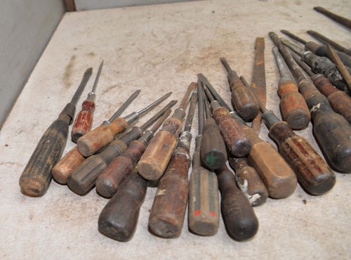 Lote de 33 destornilladores vintage con mango de madera kit de herramientas de automóvil antiguo piezas - Imagen 7 de 10
