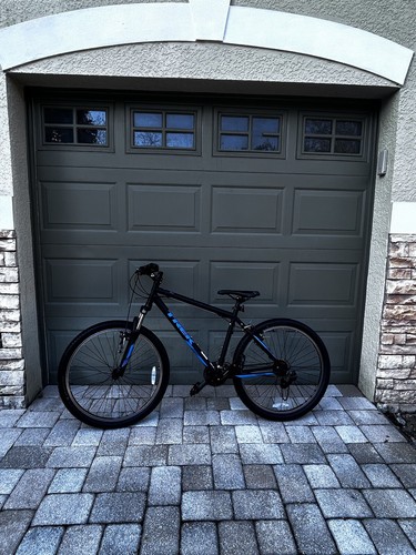 Trek Marlin 4 MTB, great condition, 21-speed, disc brakes, smooth ride.