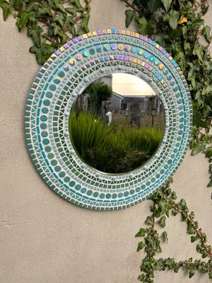Runder Mosaik Wandspiegel, Badspiegel, Handarbeit 50 cm grün irisierende Fliesen