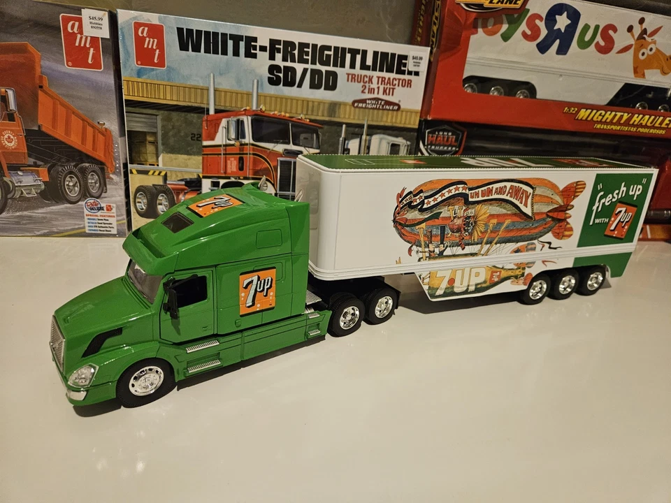 1/32 Scale Diecast Volvo VN-780 With Dry Van Trailer, NewRay - Image 3 of 4