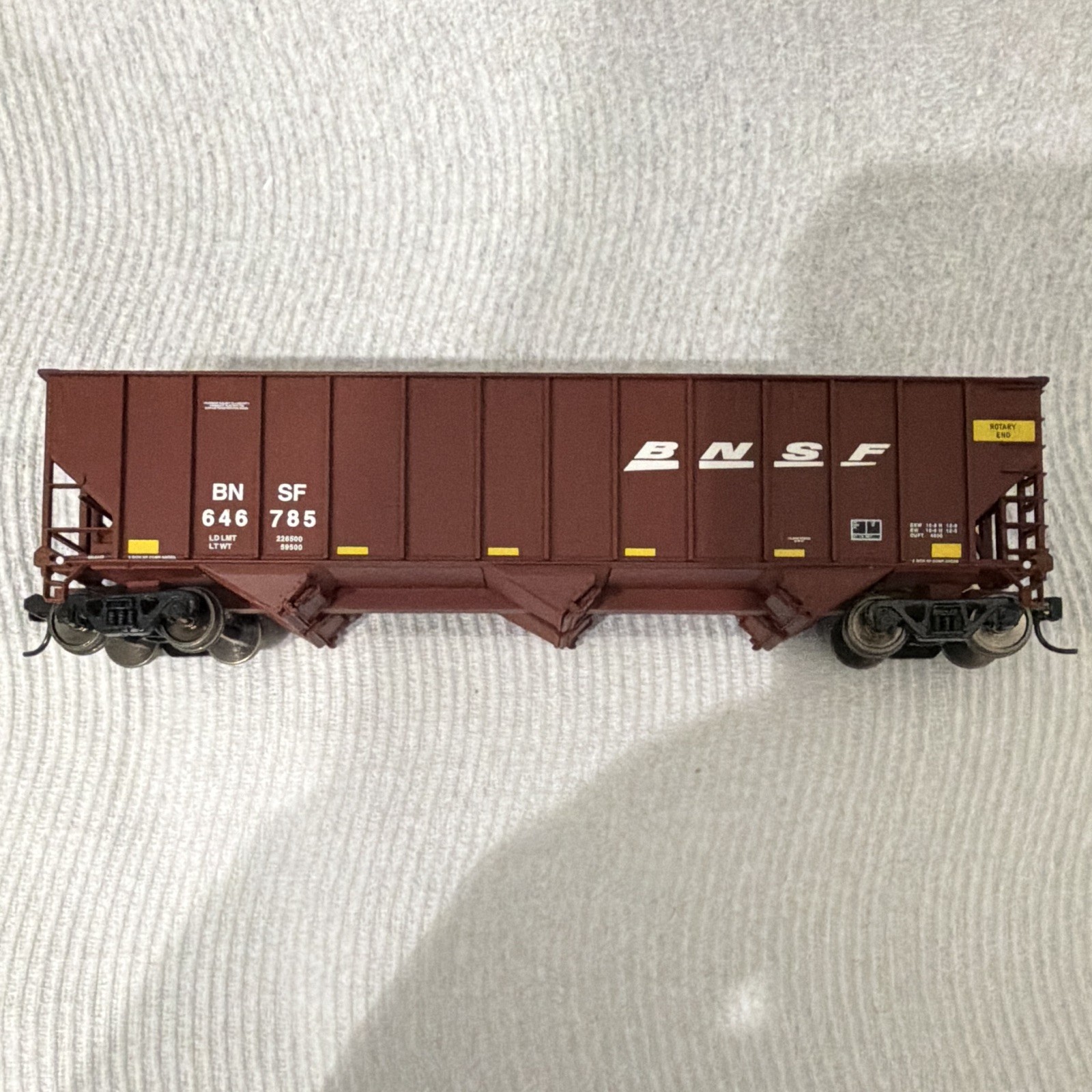 BNSF HO Scale Brown Rotary Dump Hopper Freight Car #646785 1:87 Plastic