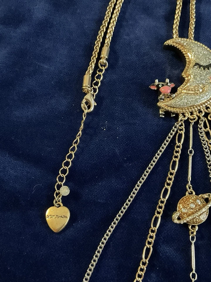 Antigo Colar Betsey Johnson Heavens to Betsey Cow Jumped Over Moon Assinado - Imagem 3 de 4
