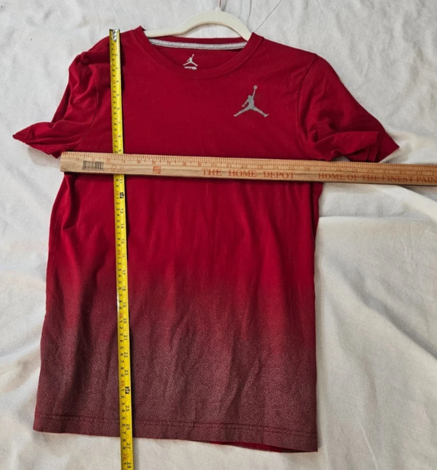 Camiseta de manga corta Jordan Dip Dye roja y plateada/gris para niños talla XL Foto 4 de 4
