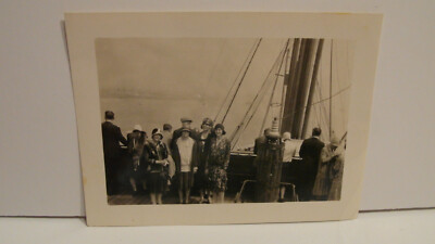 1920S VINTAGE FOUND PHOTOGRAPH PHOTO B&W BLACK & WHITE IMMIGRANTS ON SHIP LINER