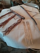 Arc et carquois africain avec fléchés. Estimé par un expert à moins de 250 €