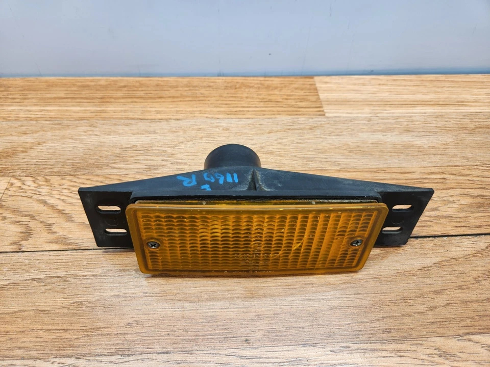 ✅ 82-88 OEM BMW E28 E30 Front Right Bumper Side Flasher Parking Light Reflector - Image 2 of 4