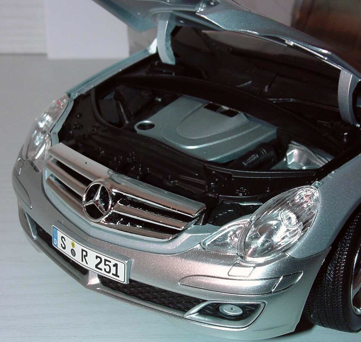 RARE MERCEDES R CLASS (W251) 2005 IRIDIUM SILVER 1:18 MINICHAMPS