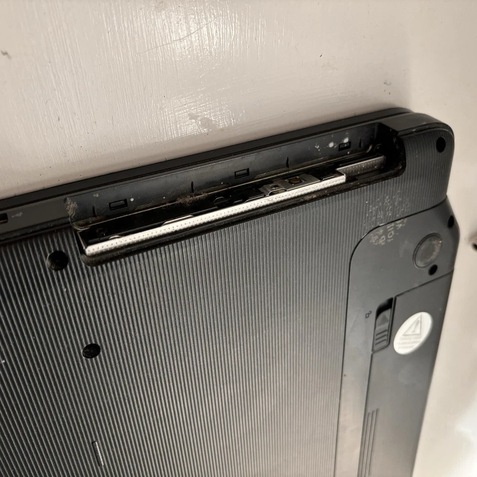 Dell Inspiron M5040 Laptop 4GB RAM, AMD E-450 Radeon Graphics Windows 10 SSD - Image 2 of 4