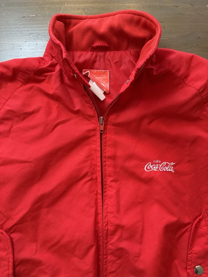 Chaqueta de Empleado Coca Cola De Colección Mediana Roja Nylon Communicorp EE. UU. Cremallera Foto 3 de 4