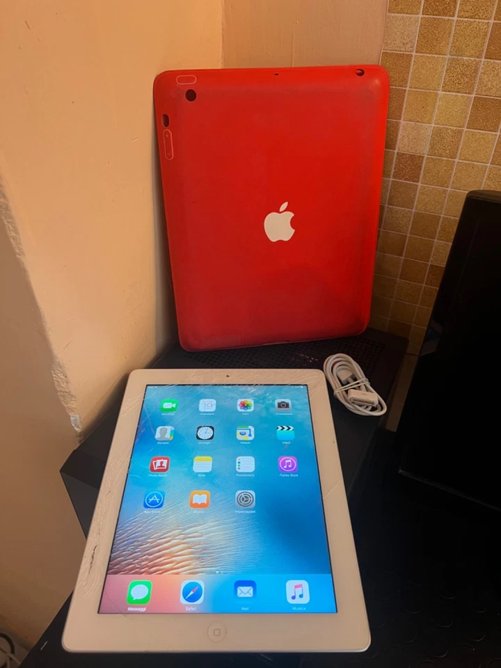 Apple ipad 3 Wi-Fi 32gb bianco display crepato cover magnetica e cavo usb - Immagine 4 di 4