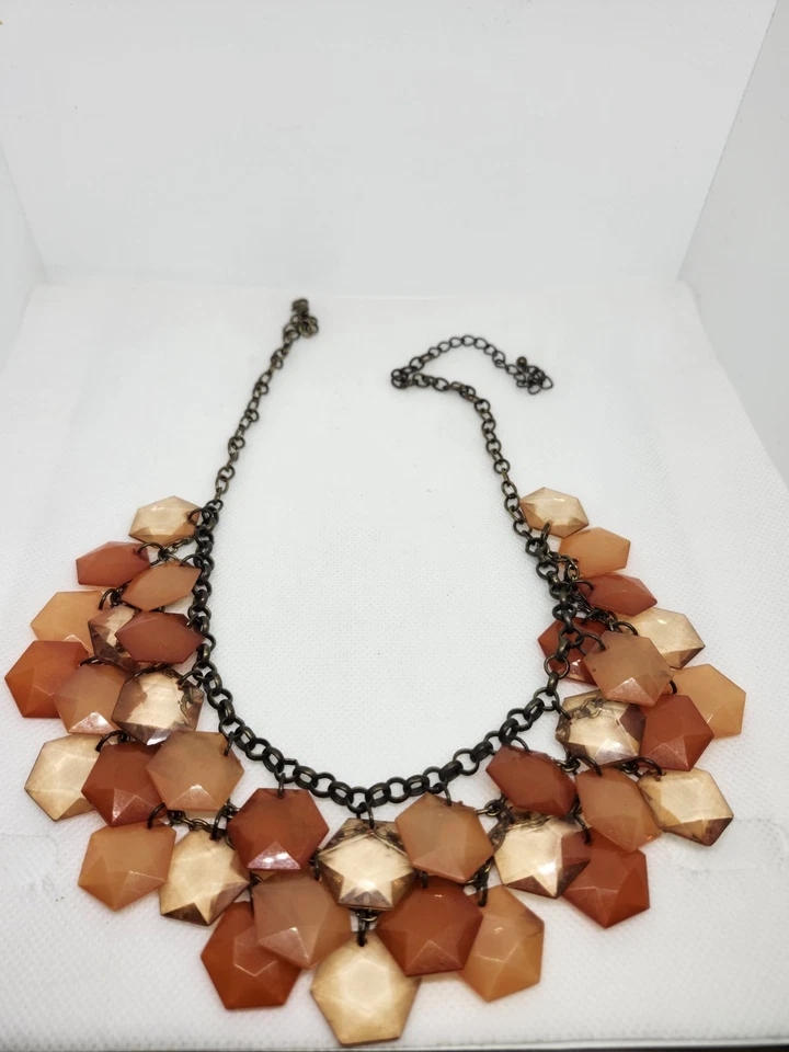 Colar fantasia plástico em camadas bronze coral 21" - Imagem 3 de 4