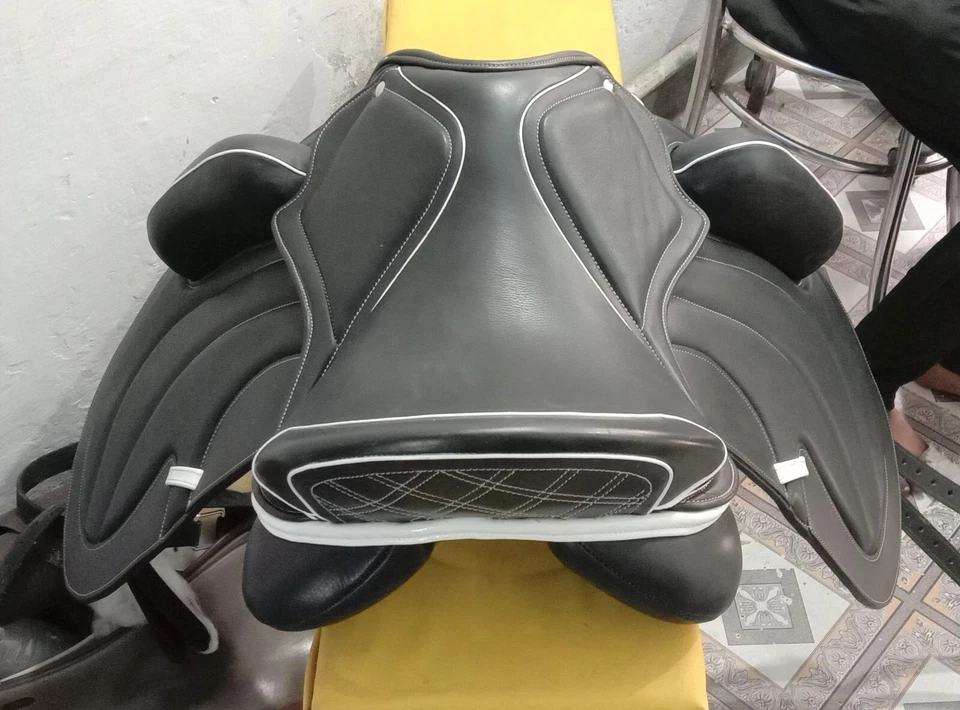 Selle de dressage en cuir à rabat mono neuve, taille 17" à 18" - Photo 2/2