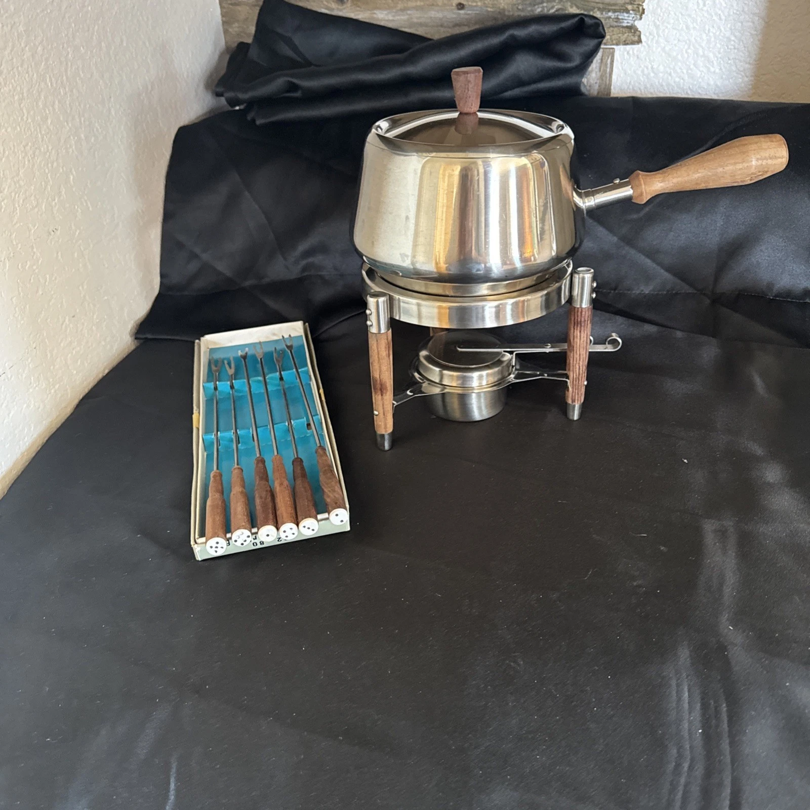 Northland Oneida Stainless Steel Fondue Pot And 6 Pieces Fork Set Wood Handle
Opens in a new window 