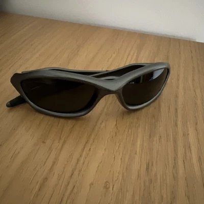 Gafas de sol Oakley Minute 1.0 Gen 2 FMJ Gunmetal casi como nuevas de colección - Imagen 1 de 4