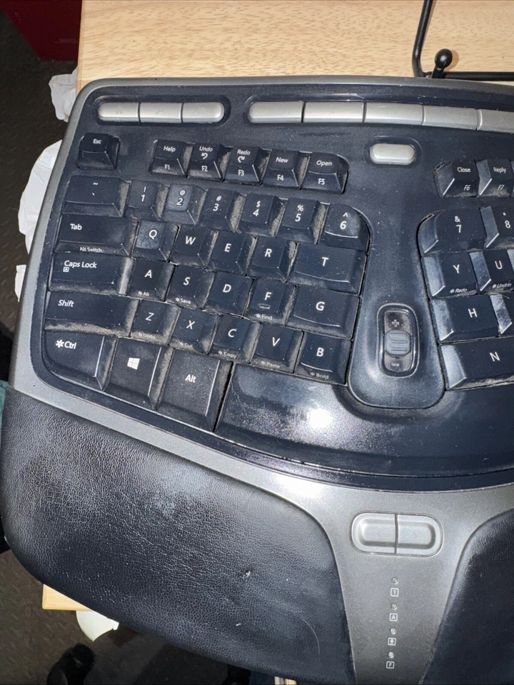 Microsoft Natural Ergonomic Keyboard 4000 V1.0 Tested. W/ Front Tilt Plate - Image 3 of 4