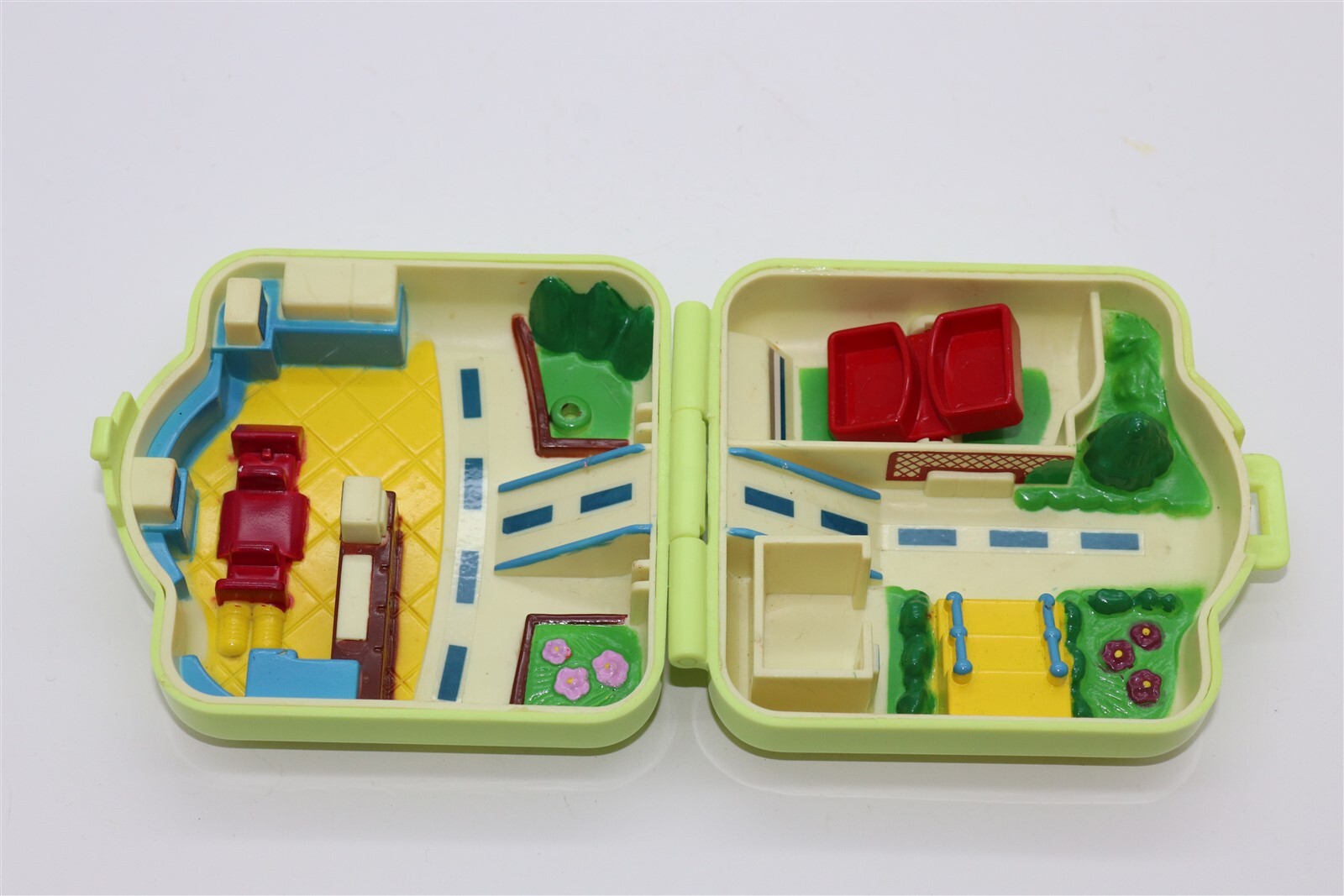 Vintage 1997 Tomy Nintendo Pokemon Polly Pocket play set Pokemon Center