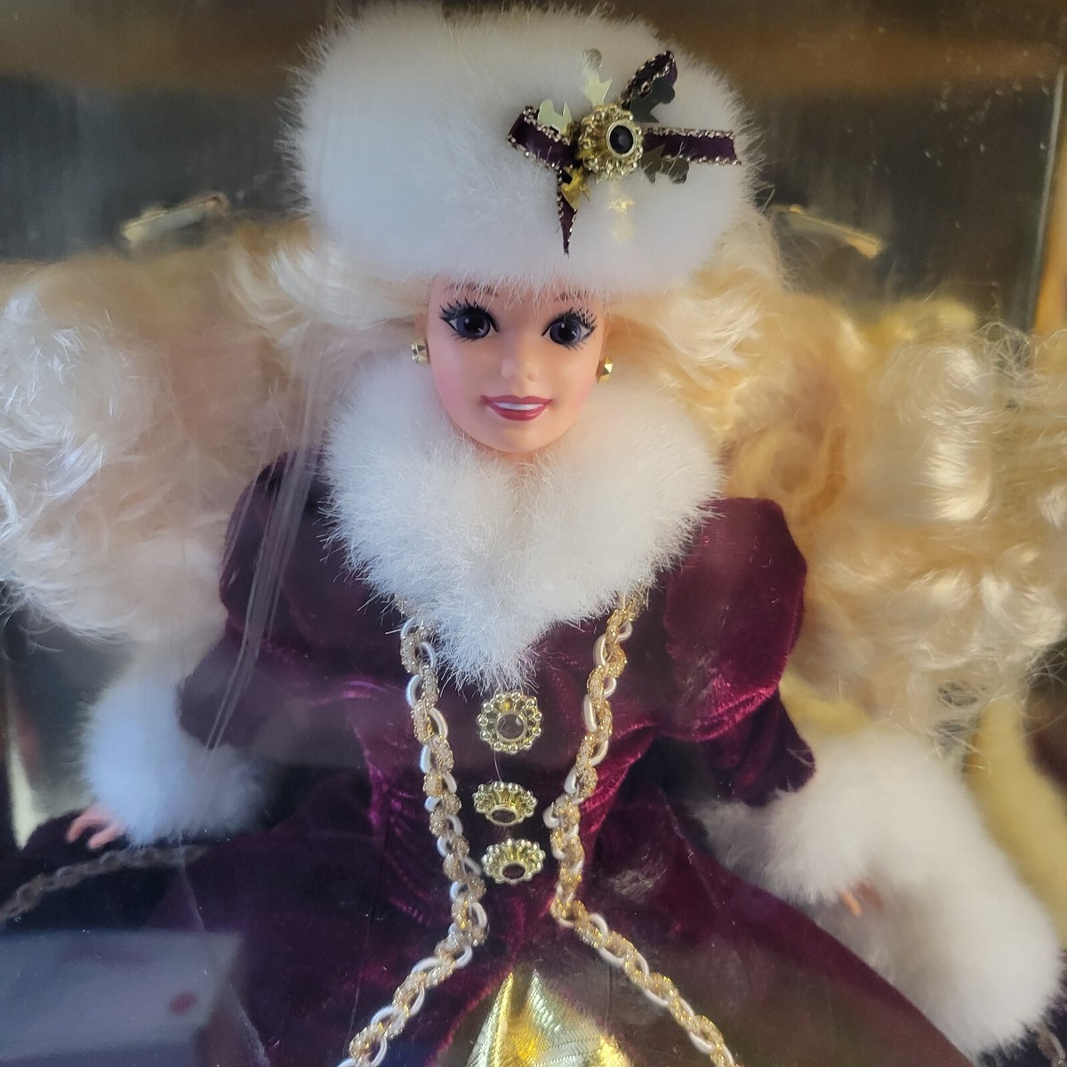 Barbie Happy Holidays 1996 Special Edition Mattel Burgundy Gold